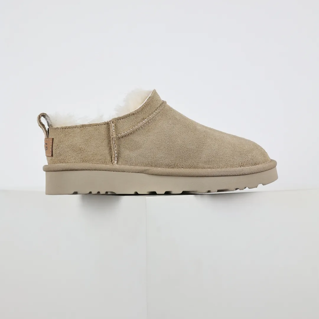 Pick up locally 💰520 Core recommendation Good price Independently developed original outsole, cashmere insole, keeping warm in winter, suitable for home use. In recent years, uug has launched a style series, which is partially skewed towards the preferences of young consumers, and has also been at the forefront of fashion trends. Shoe body material, water-repellent coated suede upper, 17mm UGGPURE™ implanted wool insole, lightweight non-slip and comfortable rubber outsole, with brand LOGO, complete packaging, size: 35 36 37 38 39 40